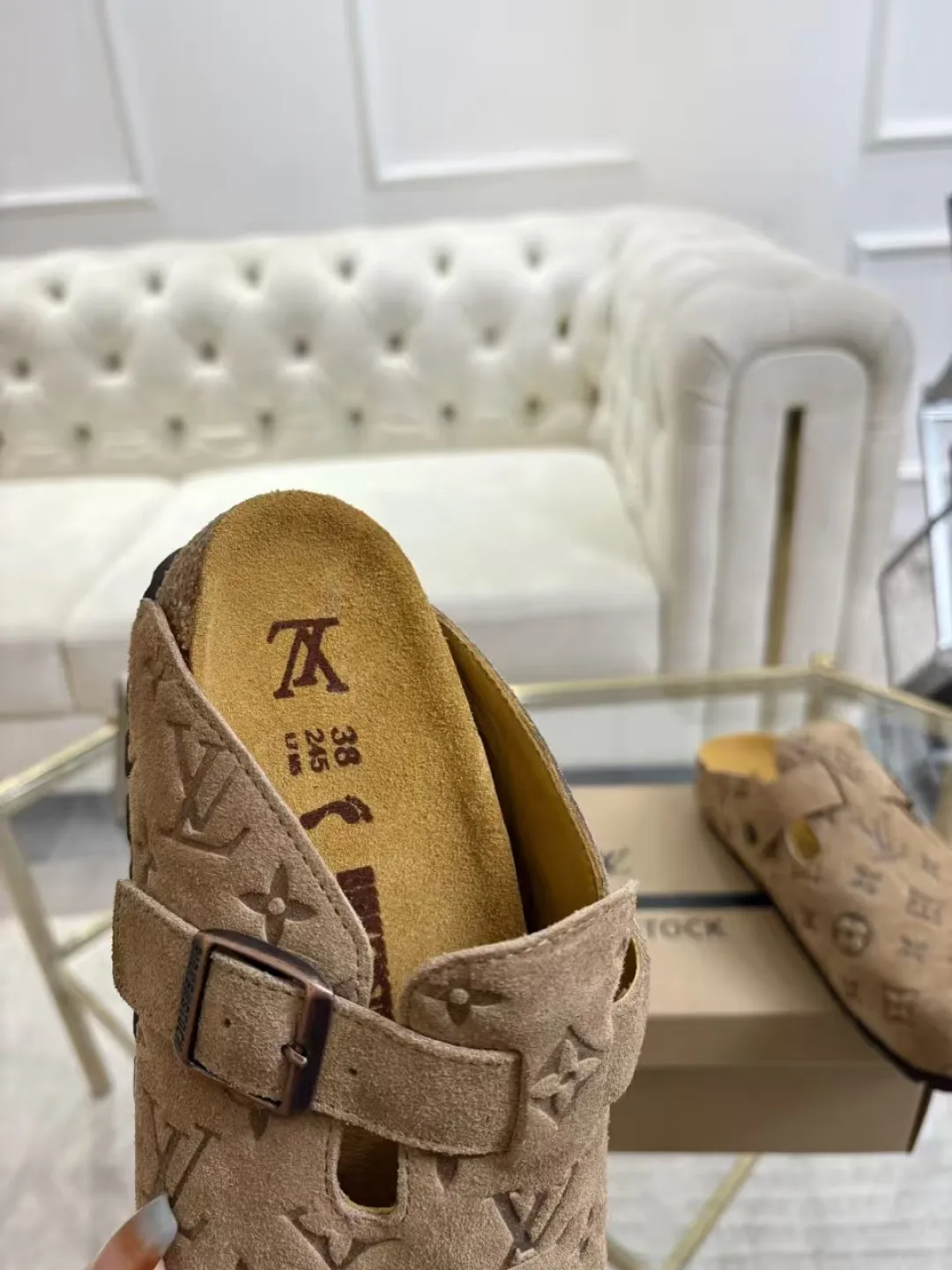 Women's p560 Men's p580 ✨ LV couple's toe-cap slippers | Full of high-end feel, you can walk with wind! ✨ This pair of LV classic toe-cap slippers is simply a "walking grass-planting machine"! Original three-dimensional embossed cowhide + cowhide fabric, the texture is high-end at first glance, and you will become a rich daughter/son in seconds ~💅 🌟 Why must you join TA? ✔️ Original embossed cowhide - clear texture but not cheap, classic presbyopia yyds ✔️ Belt buckle + metal logo - ecstatic control of details, exquisite to the heel! ✔️ Sheepskin lining + cushioned footbed - it feels like stepping on clouds ☁️, and you won’t feel tired when you go shopping~ ✔️ Non-slip rubber sole - walking is as stable as a mountain, and you are not afraid of slipping on rainy days!  👫 The best outfit for couples: Whether it’s shorts, T-shirts👕 or long skirts and suits👗, pairing these shoes with each other will immediately create a lazy and high-end atmosphere! Everyday outings/vacations, no matter what you shoot, it will look like a blockbuster📸🔥 The texture and foot feel that only the higher version can have, it is not a hit or a hit! Heartbeat is not as good as action. True love is true when both pairs are in pairs~💖 #LVcoupleslippers #高色综合 #好看不狠的 Feet #couples’ must-have
